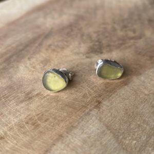 Zilveren seaglass oorbellen (kaki)