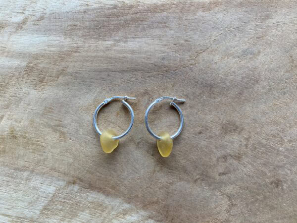 Basic seaglass oorbellen (geel)
