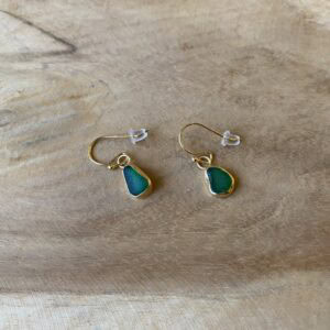 Gouden seaglass oorbellen (donkergroen)