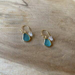 Gouden seaglass oorbellen (blauw)