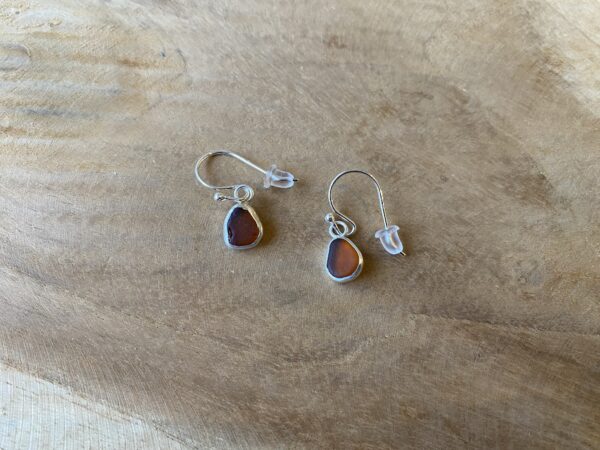 Zilveren seaglass oorbellen (bruin)