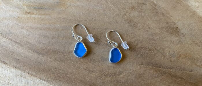 Afbeelding van seaglass oorbellen met omkasting.