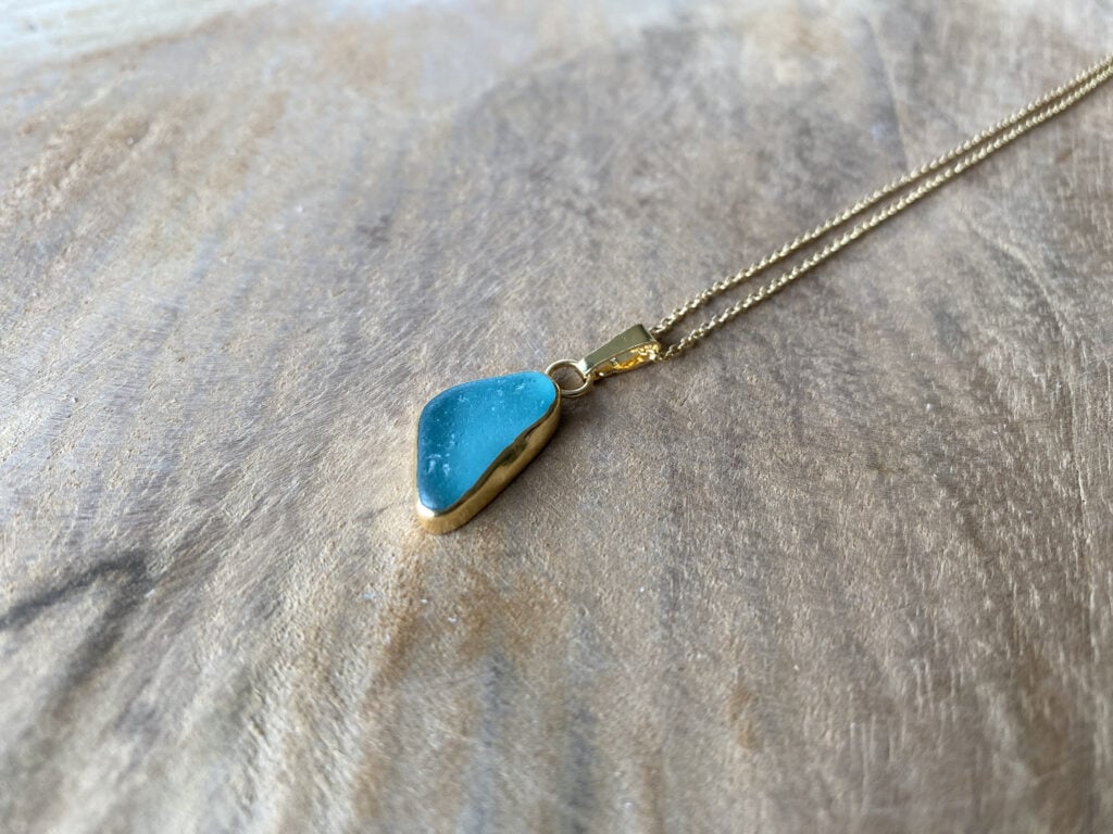 Afbeelding van een seaglass ketting met omkasting.