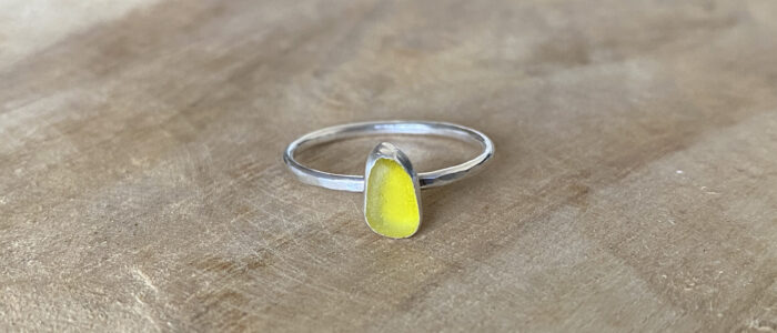 Afbeelding van een gele seaglass ring.