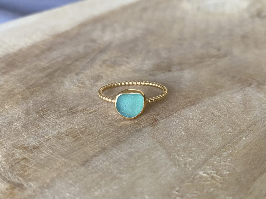 Afbeelding van een zeeglas ring met omkasting.